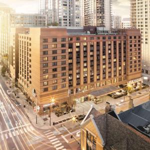 芝加哥Embassy Suites Chicago - Downtown River North的城市中一座大建筑的顶部景观