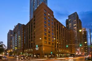 芝加哥Embassy Suites Chicago - Downtown River North的城市街道上的一个大型建筑