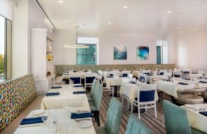 纽约纽约市金融中心/曼哈顿市区希尔顿花园酒店的用餐室配有白色的桌子和蓝色的椅子