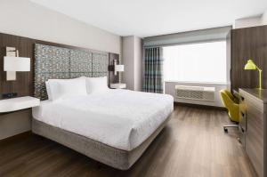纽约Hampton Inn Manhattan-35th St Empire State Bldg的酒店客房设有床和窗户。