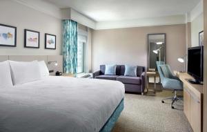 亚特兰大Hilton Garden Inn Atlanta-Buckhead的酒店客房,配有床和电视