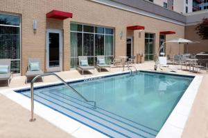 亚特兰大Hampton Inn & Suites Atlanta Buckhead Place的一个带椅子和桌子的大型游泳池