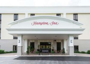 布卡拉顿博卡拉顿汉普顿酒店的建筑前方的汉普顿旅馆标志