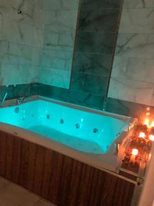 伊斯坦布尔Galata istanbul Hotel的浴室设有蓝色灯光浴缸。