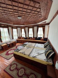 泽拉夫纳Къща за гости Никула Чорбаджи的一间带一张大床的卧室,位于带窗户的房间内