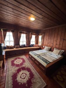 泽拉夫纳Къща за гости Никула Чорбаджи的一间卧室配有一张床和一个沙发