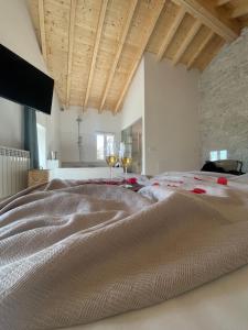 奥维多Villa Tité的一间卧室配有一张大床,提供两杯葡萄酒