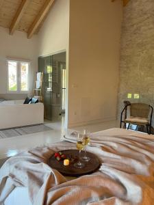 奥维多Villa Tité的一间设有一张床铺的房间,配有两杯葡萄酒