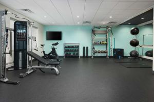 查尔斯顿Tru By Hilton Charleston Airport, Sc的健身室,健身房设有跑步机和举重器材