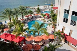 克利尔沃特克利尔沃特海滩汉普顿套房酒店 的享有度假胜地的空中景致,设有游泳池和海滩