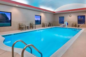 温斯顿·塞勒姆汉普顿酒店加温斯顿撒勒姆/大学区的游泳池位于酒店客房内,设有大型游泳池