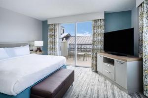 庞特韦德拉比奇杰克逊维尔/蓬特韦德拉希尔顿花园酒店的一间卧室配有一张床和一台平面电视