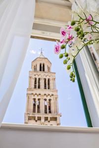 斯普利特斯普利特豪华古风旅馆的从鲜花的窗口欣赏钟楼的景色