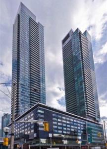 多伦多Beautiful Unit in Heart of Downtown Toronto的城市里有三座高楼,有交通灯