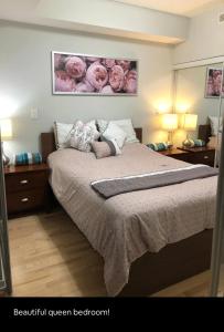 多伦多Beautiful Unit in Heart of Downtown Toronto的卧室配有一张墙壁上粉红色玫瑰床。