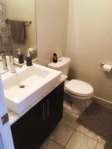 多伦多Beautiful Unit in Heart of Downtown Toronto的浴室配有白色水槽和卫生间。