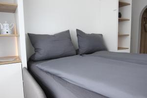 博尔库姆Inselbutze Borkum的一张带灰色枕头的床