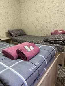 撒马尔罕Asia Minor的客房内的两张床和粉红色的毛巾