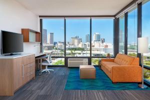 坦帕Home2 Suites By Hilton Tampa Downtown Channel District的享有城市天际线景致的办公室