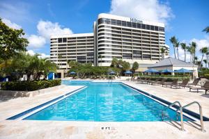 迈阿密迈阿密机场蓝色泻湖希尔顿酒店的酒店前的游泳池