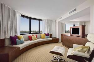 迈阿密迈阿密机场蓝色泻湖希尔顿酒店的带沙发和电视的客厅