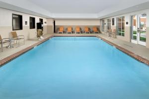 堪萨斯城Homewood Suites By Hilton Kansas City Speedway的在酒店房间的一个大型游泳池