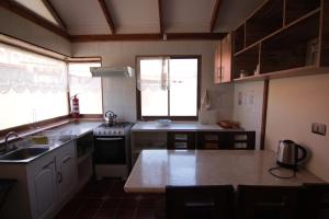 圣何塞德迈波Posada del Jinete的厨房配有水槽和炉灶 顶部烤箱