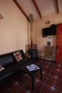 圣何塞德迈波Posada del Jinete的带沙发和炉灶的客厅