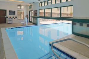 普韦布洛普韦布洛-索斯盖特汉普顿酒店的大楼内一个蓝色的大型游泳池