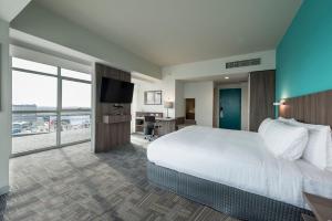 利马利马机场假日酒店的配有一张床和一台平面电视的酒店客房