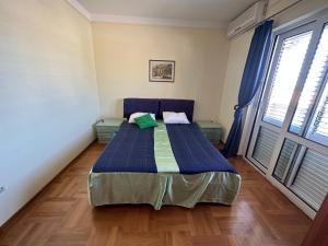 斯韦蒂·斯特凡Apartments Villa Pržno的一张位于带大窗户的房间内的床铺