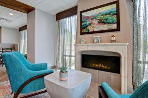 圣达菲Hampton Inn Santa Fe South, NM的客厅设有壁炉和蓝色椅子