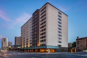 明尼阿波利斯DoubleTree Suites by Hilton Minneapolis Downtown的街道上一座高大的城市建筑