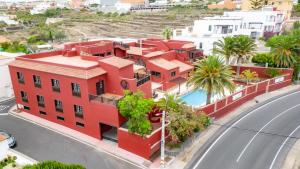 圣米格尔德阿沃纳Hotel Ecolife Tenerife的街道边的红色建筑