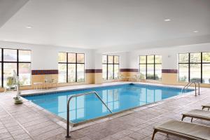 西黑文西哈芬汗普顿酒店的一座带窗户的建筑里,有一个蓝色的游泳池