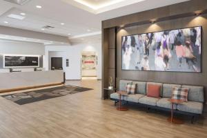 凤凰城Hampton Inn & Suites Phoenix Downtown的大堂设有两张沙发和墙上的一幅大画