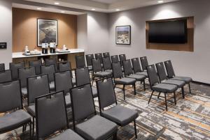 凤凰城Hampton Inn & Suites Phoenix Downtown的一间会议室,配有椅子和平面电视