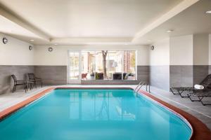 沃里克希尔顿花园酒店 普罗维登斯机场/沃里克的一座蓝色的游泳池