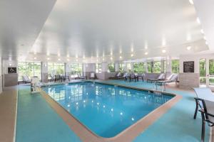 劳雷尔山劳雷尔山希尔顿惠庭套房酒店的一座配有桌椅的酒店游泳池