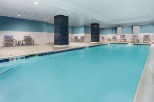 巴尔的摩巴尔的摩内港希尔顿恒庭旅馆&套房酒店的在酒店房间的一个大型游泳池