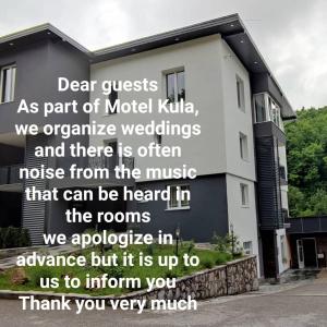 察津Motel "KULA"的一座建筑,上面写着“亲爱的客人”的话,作为模型基基的一部分,我们组织了