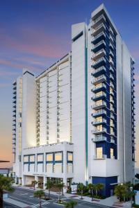 默特尔比奇Homewood Suites by Hilton Myrtle Beach Oceanfront的白色大建筑的 ⁇ 染