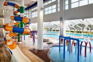 默特尔比奇Homewood Suites by Hilton Myrtle Beach Oceanfront的一个带水滑梯的大型室内游泳池