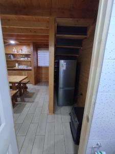 里坎雷Cabaña Los Alerces的小屋内的厨房配有冰箱和桌子