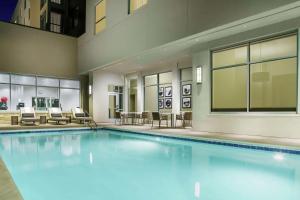 森尼维耳市Hilton Garden Inn Sunnyvale的一座带椅子的大型游泳池