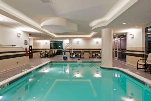 贝尔维尤贝尔维尤市中心/西雅图汉普顿酒店的一座配有桌椅的酒店游泳池