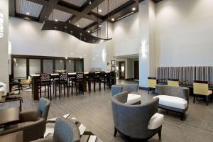 贝尔维尤贝尔维尤市中心/西雅图汉普顿酒店的一个带桌椅的大堂和一间用餐室