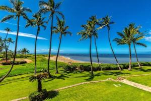 基黑MENEHUNE SHORES, #220 condo的享有海滩和棕榈树的景致