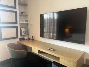 波哥大8010 Urban Living- Luxury Home Experience的挂在墙上的大屏幕平面电视