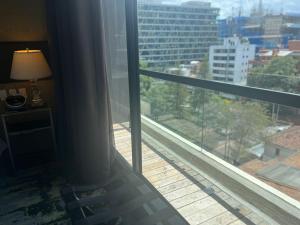 波哥大8010 Urban Living- Luxury Home Experience的客房设有市景窗户。